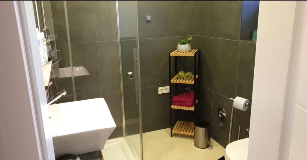 Apartment Mit Schoener, Moderner Einrichtung โคโลญ ภายนอก รูปภาพ